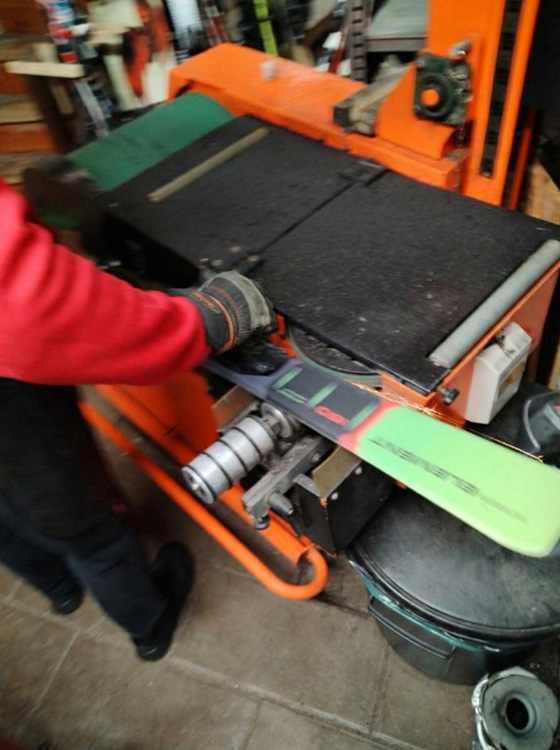 Affutage des skis à la machine